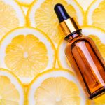 Das Auftragen eines Serums kann schon viel bewirken, um wieder frischer auszusehen. Bildquelle: shutterstock.com
