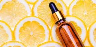 Schnelle Schönmacher: Tipps für temporeiche Pflege Das Auftragen eines Serums kann schon viel bewirken, um wieder frischer auszusehen. Bildquelle: shutterstock.com