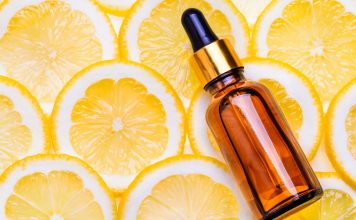 Schnelle Schönmacher: Tipps für temporeiche Pflege Das Auftragen eines Serums kann schon viel bewirken, um wieder frischer auszusehen. Bildquelle: shutterstock.com