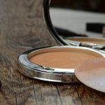 Eine Puderdose und etwas Mascara finden in jeder Handtasche Platz. Bildquelle: Pixabay.de