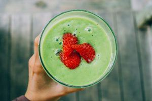 Ein Smoothie ist die reine Vitaminbombe und ersetzt auch gern mal eine Mahlzeit. Bildquelle: Pixabay