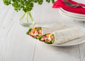 Fit im Kopf: Bunter Wrap mit Frühlingsquark zum Mitnehmen Lecker und darüber hinaus gut für die grauen Zellen - Wraps. Bildquelle: shutterstock.com