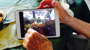 Computer oder Tablet - Brigitte Würtz bewegt sich auch mit 98 Jahren sicher in der digitalen Welt. Bildquelle: 59plus GmbH