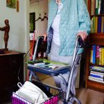 Mobilität bedeutet für Brigitte Qürtz alles. Und wenn die Knochen nicht mehr so wollen, dann hilft der Rollator. Bildquelle: 59plus GmbH