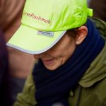 Nachhaltig, funktional und vor allem gut sichtbar – die Seniorenflashmob-Kappe. Bildquelle: © Bine Bellmann