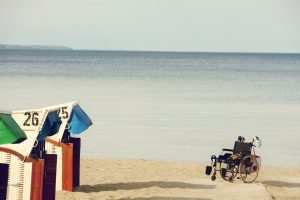 Wer auf einen Rollstuhl angewiesen ist bekommt am Strand häufig Schwierigkeiten. In Zingst stellt das DRK dafür spezialle Strandropllstühle bereit. Bildquelle: pixabay.de