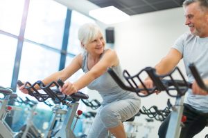 Fitness-Studios gehören schon lange nicht mehr nur der jungen Generation, auch die Generation 59plus hält isch aktiv fit. Bildquelle: © Shutterstock.com