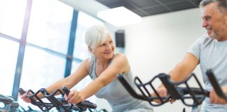 Fit zu sein bedarf es wenig: Fitnessstudio zum kleinen Preis Fitness-Studios gehören schon lange nicht mehr nur der jungen Generation, auch die Generation 59plus hält sich aktiv fit. Bildquelle: © Shutterstock.com