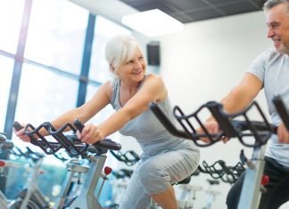 Fit zu sein bedarf es wenig: Fitnessstudio zum kleinen Preis Fitness-Studios gehören schon lange nicht mehr nur der jungen Generation, auch die Generation 59plus hält sich aktiv fit. Bildquelle: © Shutterstock.com