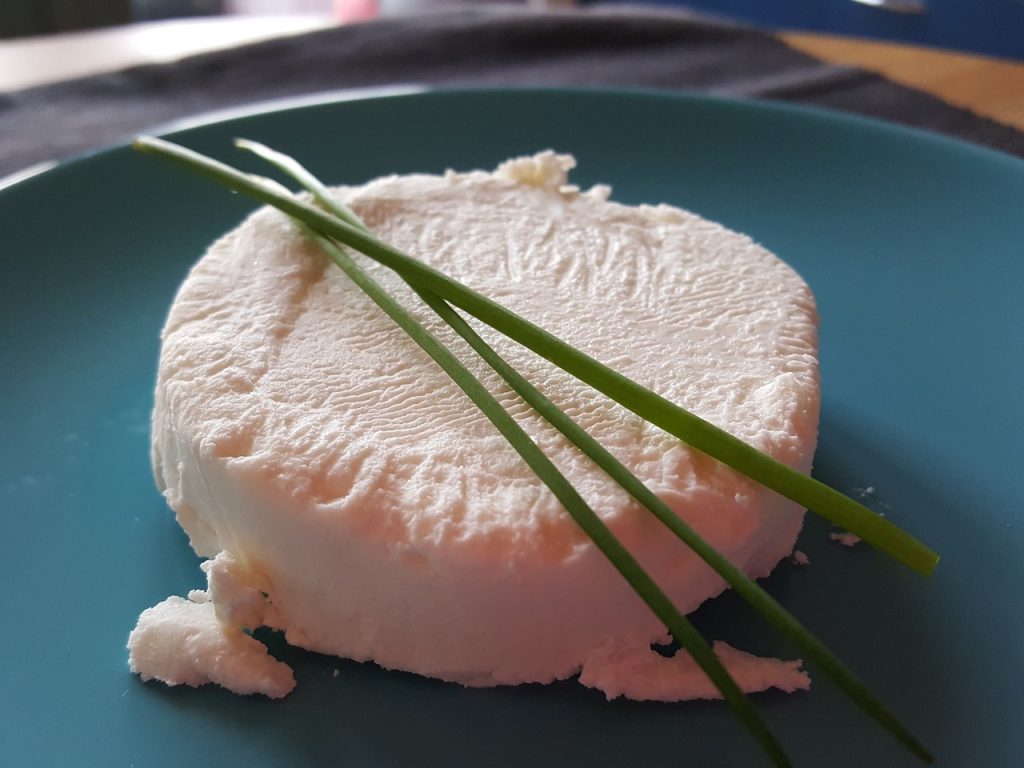 Den Ziegenkäse einfach würfeln und über das warme Kürbisgemüse streuen. Bildquelle: Pixabay.de