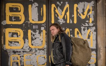 Kinotipp: MAGICAL MYSTERY oder die Rückkehr des Karl Schmidt Magical Mystery. Charlie schaut sich Bumm Bumm-Records mal egnauer an. Quelle: © DCM / Gordon Timpen