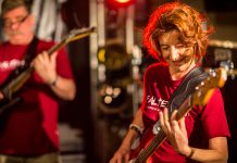 Die Music Academy Düsseldorf schwingt beim Seniorenflashmob das Tanzbein Die Music Academy Düsseldorf unterstützt den Seniorenflashmob 2017. Bildquelle: Music Academy