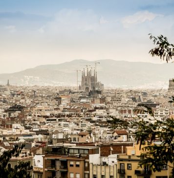 Heiliger Jahrhundertbau: Die Sagrada Familia Die Türme der Sagrada Familie ragen hoch über die Stadtsilhouette hinaus. Bildquelle: Pixabay.de