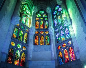 Das beeindruckende Lichtspiel in der Sagrada Familie schlägt wohl jeden in seinen Bann. Bildquelle: Pixabay.de