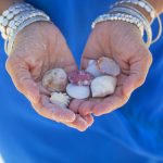 Bei der diesjährigen Strandmode sind auch mehrere Armbänder gerne gesehen. Kombinieren Sie doch einfach mal! Bildquelle: Pixabay.de