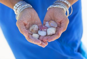 Bei der diesjährigen Strandmode sind auch mehrere Armbänder gerne gesehen. Kombinieren Sie doch einfach mal! Bildquelle: Pixabay.de