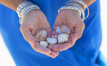 Die neue Strandmode ist da: Pack (nicht nur) die Badehose ein! Bei der diesjährigen Strandmode sind auch mehrere Armbänder gerne gesehen. Kombinieren Sie doch einfach mal! Bildquelle: Pixabay.de