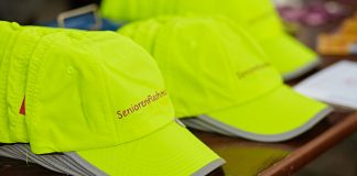Seniorenflashmob: Eine Kappe geht um die Welt Gute sichtbare Kleidung, die gleichzeitig auch noch einen modischen Akzent setzt - die Seniorenflashmob Kappe. Bildquelle: ©Boris Zorn