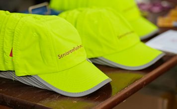 Tipps für Sichtbarkeit im Straßenverkehr Gute sichtbare Kleidung, die gleichzeitig auch noch einen modischen Akzent setzt - die Seniorenflashmob Kappe. Bildquelle: ©Boris Zorn