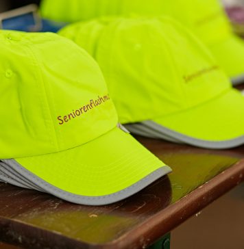 Seniorenflashmob: Eine Kappe geht um die Welt Gute sichtbare Kleidung, die gleichzeitig auch noch einen modischen Akzent setzt - die Seniorenflashmob Kappe. Bildquelle: ©Boris Zorn