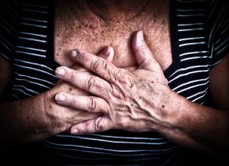 Altersflecken: Unbeliebt, aber ganz normal Mut zum Alter! Stehen Sie zu Ihren Altersflecken, sie dokumentieren ein gelebtes Leben. Bildquelle: shutterstock.com