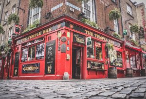 Die traditionellen Pubs sind ebenfalls ein "Must", wenn man in Irland Urlaub macht. Bildquelle: Pixabay.de