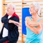 Auch mit Hilfe der richtigen Dehnübungen kann dauerhaften Schmerzen vorgebeugt werden. Bildquelle: shutterstock.com