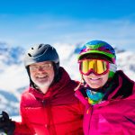 Wenn wir möglichst lange fit bleiben, dann können wir auch bis ins hohe Alter Ski fahren. Bildquelle: © Shutterstock.com