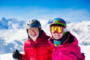 Mit Konzentration und körperlicher Fitness können Sie bis ins hohe Alter Ski fahren. Bildquelle: shutterstock.com