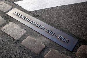 Der Tag der Deutschen Einheit erinnert an Mauerfall am 03. Oktober 1989. Bildquelle: shutterstock.com