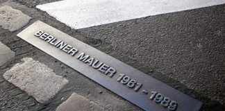 Tag der Deutschen Einheit Der Tag der Deutschen Einheit erinnert an Mauerfall am 03. Oktober 1989. Bildquelle: shutterstock.com