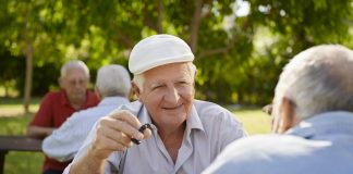 Vom Ruhestand in den Unruhestand Sich entspannt zum Schach oder Boule zu treffen, ist ein typische südeuropäische Lebensart. Bildquelle: shutterstock.com