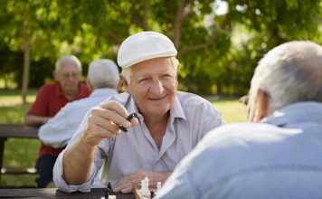Vom Ruhestand in den Unruhestand Sich entspannt zum Schach oder Boule zu treffen, ist ein typische südeuropäische Lebensart. Bildquelle: shutterstock.com