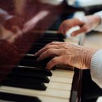 Warum nicht endlich ein Instrument erlernen oder junge Menschen darin unterrichten? Bildquelle: shutterstock.com