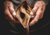 Altersarmut und der Anspruch auf Grundsicherung Inzwischen leider keine Seltenheit mehr - leere Geldbörsen bei den Rentnern. Wie kann die Grundsicherung helfen? Bildquelle: shutterstock.com