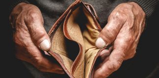 Altersarmut und der Anspruch auf Grundsicherung Inzwischen leider keine Seltenheit mehr - leere Geldbörsen bei den Rentnern. Wie kann die Grundsicherung helfen? Bildquelle: shutterstock.com