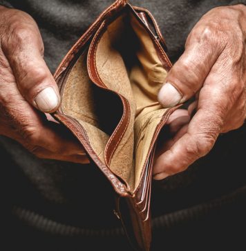 Altersarmut und der Anspruch auf Grundsicherung Inzwischen leider keine Seltenheit mehr - leere Geldbörsen bei den Rentnern. Wie kann die Grundsicherung helfen? Bildquelle: shutterstock.com