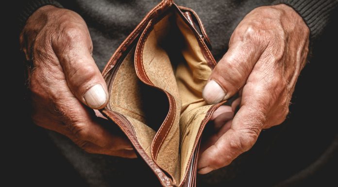 Altersarmut und der Anspruch auf Grundsicherung Inzwischen leider keine Seltenheit mehr - leere Geldbörsen bei den Rentnern. Wie kann die Grundsicherung helfen? Bildquelle: shutterstock.com