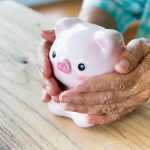 Ein paar Euros mehr in der Tasche helfen auch vielen Menschen der Generation 59plus besser mit der oft schmalen Rente zurecht zu kommen. Bildquelle: shutterstock.com
