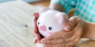 Durch Nebeneinkünfte die Rente aufbessern Ein paar Euros mehr in der Tasche helfen auch vielen Menschen der Generation 59plus besser mit der oft schmalen Rente zurecht zu kommen. Bildquelle: shutterstock.com