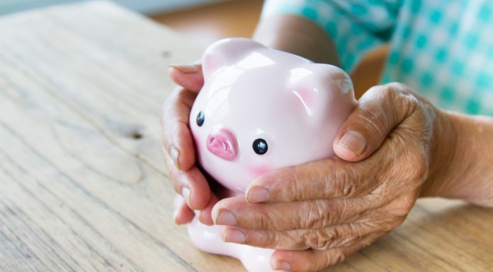 Durch Nebeneinkünfte die Rente aufbessern Ein paar Euros mehr in der Tasche helfen auch vielen Menschen der Generation 59plus besser mit der oft schmalen Rente zurecht zu kommen. Bildquelle: shutterstock.com