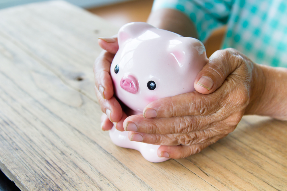 Ein paar Euros mehr in der Tasche helfen auch vielen Menschen der Generation 59plus besser mit der oft schmalen Rente zurecht zu kommen. Bildquelle: shutterstock.com