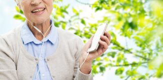 Was ist ein Podcast? Einen Podcast kann man inzwischen ganz einfach auf sein Smartphone oder Tablet herunterladen. Bildquelle: shutterstock.com