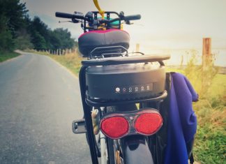 Tipp: Flott unterwegs mit dem E-Bike Das richtige Modell und ein guter Akku sind wesentlich entscheidend bei der Wahl des richtigen E-Bike. Bildquelle: © Shutterstock.com