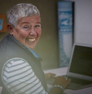 Vitalität im Alter bewahren: So lebt die fitte Generation 59+ Sich auch mit zunehmendem Alter immer wieder geistigen Herausforderungen zu stellen, hält uns fit im Kopf. Bildquelle: © Bine Bellmann