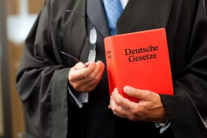 Die Arbeit des Gesetzlichen Betreuers wird seitens des Gerichtes beaufsichtigt. Bildquelle: shutterstock.com