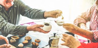 Begegnungen: Heidi (68) aus Aachen sucht …. Gemeinschaft innerhalb der verschiedenen Generationen erleben, das ist das Besondere am Mehrgenerationehaus. Bildquelle: shutterstock.com