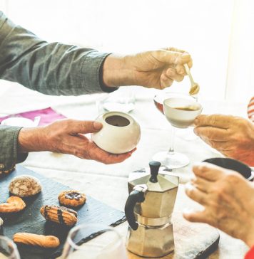 Begegnungen: Heidi (68) aus Aachen sucht …. Gemeinschaft innerhalb der verschiedenen Generationen erleben, das ist das Besondere am Mehrgenerationehaus. Bildquelle: shutterstock.com