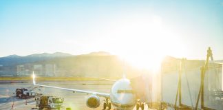 Winterzeit ist Reisezeit: mit Kompressionsstrümpfen im Gepäck Bei Verspätungen oder gar Stornierungen regelt das Fluggastrecht EU ob und wie hoch eine Entschädigung seitens der Fluggesellschaft gezahlt werden muss. Bildquelle: Pixabay.de