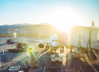 Winterzeit ist Reisezeit: mit Kompressionsstrümpfen im Gepäck Bei Verspätungen oder gar Stornierungen regelt das Fluggastrecht EU ob und wie hoch eine Entschädigung seitens der Fluggesellschaft gezahlt werden muss. Bildquelle: Pixabay.de